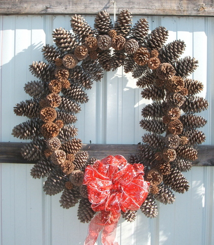 Large_pine_cone_wreath